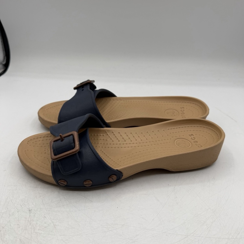 Crocs‎ Sarah Sandals Womens Sz 6 Beige/Navy Blue Slip On Slides Buckle 203054 - Picture 6 of 11
